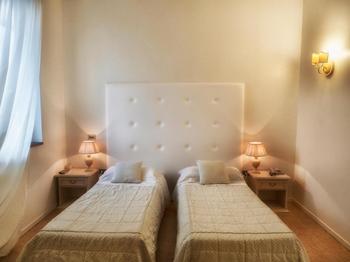 Hotel Europa Pallazzolo sullʼOglio Екстериор снимка