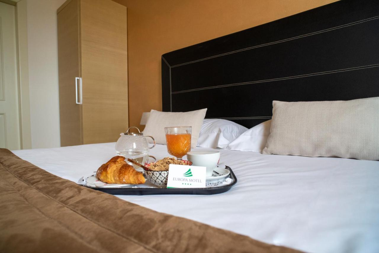 Hotel Europa Pallazzolo sullʼOglio Екстериор снимка