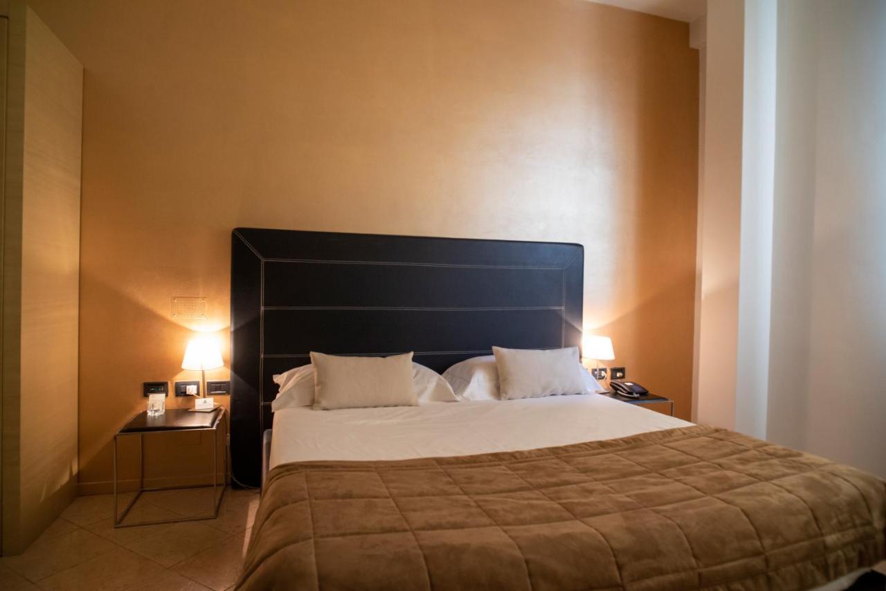 Hotel Europa Pallazzolo sullʼOglio Екстериор снимка