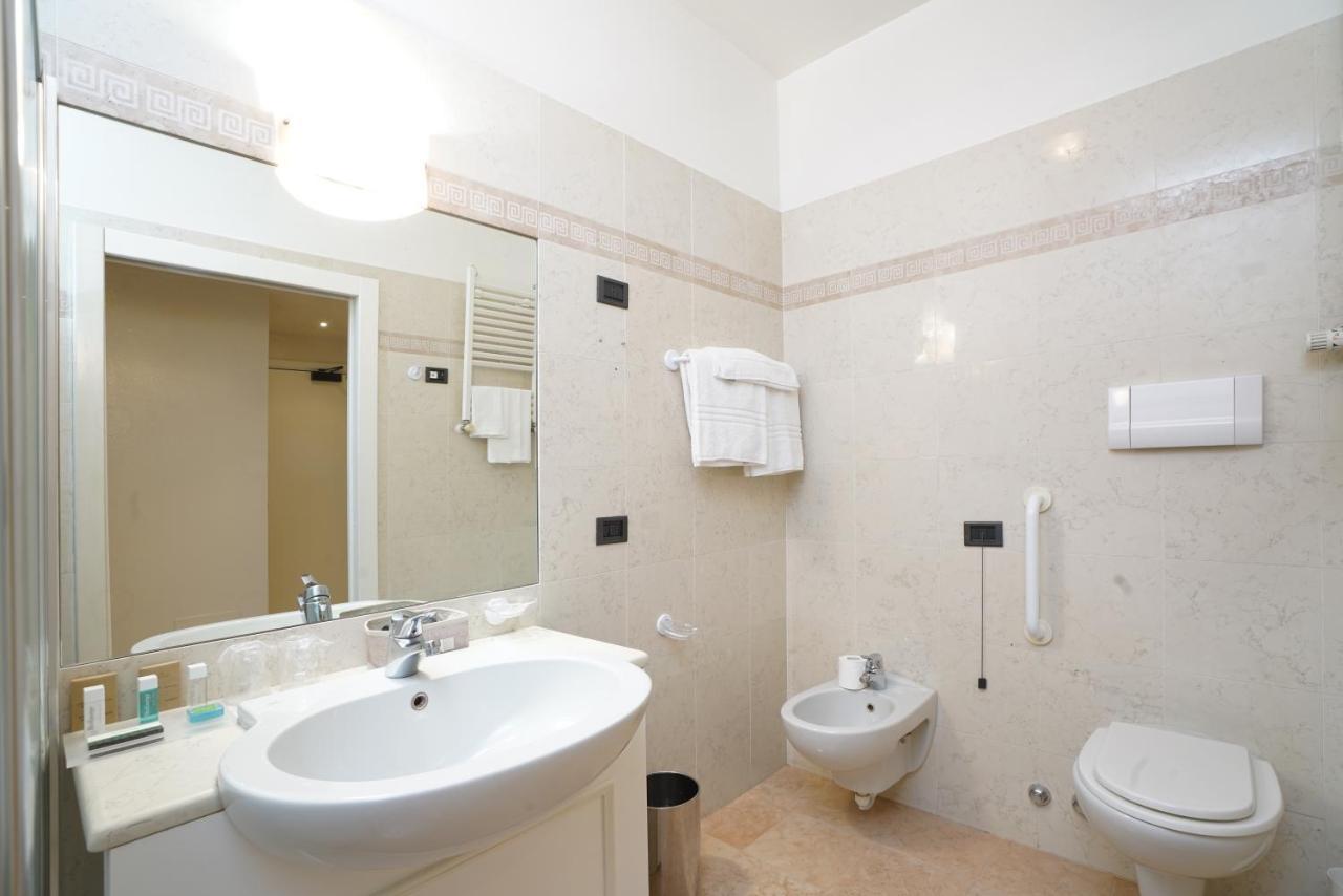 Hotel Europa Pallazzolo sullʼOglio Екстериор снимка